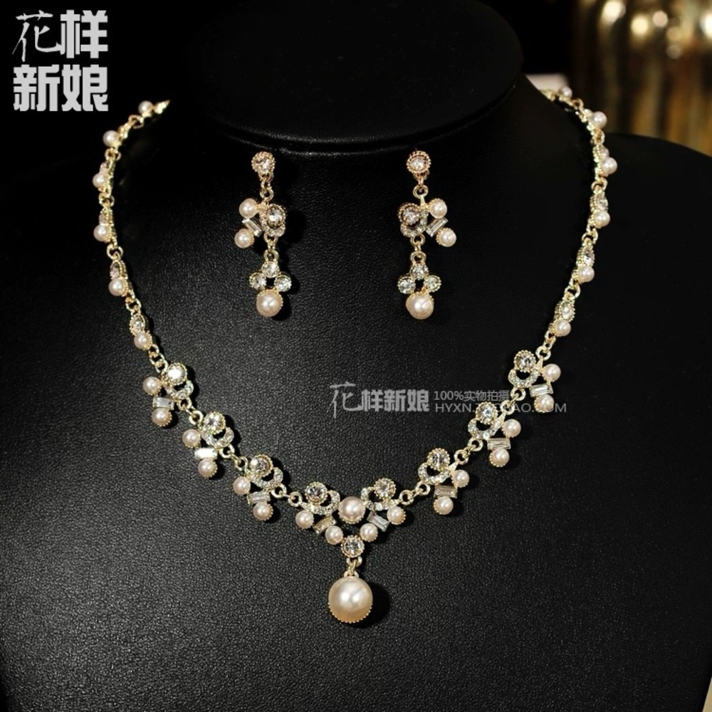 Necklace and earrings clips set